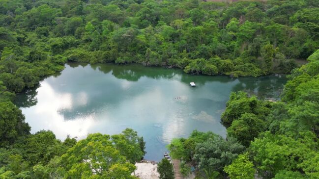 Destino tem chamado a atenção de viajantes do mundo todo por um fenômeno intrigante: águas onde é fisicamente impossível afundar