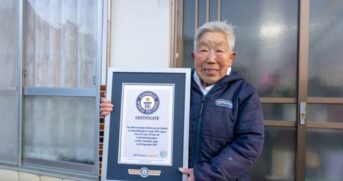 Aos 92 anos, a japonesa Yoshie Watanabe foi oficialmente reconhecida pelo Guinness World Records como a entregadora de jornais mais velha do mundo (feminino), mantendo uma rotina ativa na região de Fukushima.
