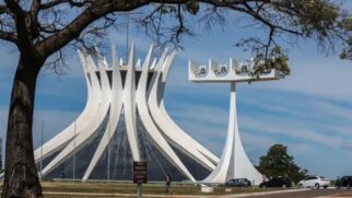 Catedral Metropolitana de Brasília tem 16 colunas curvas de 90 toneladas cada