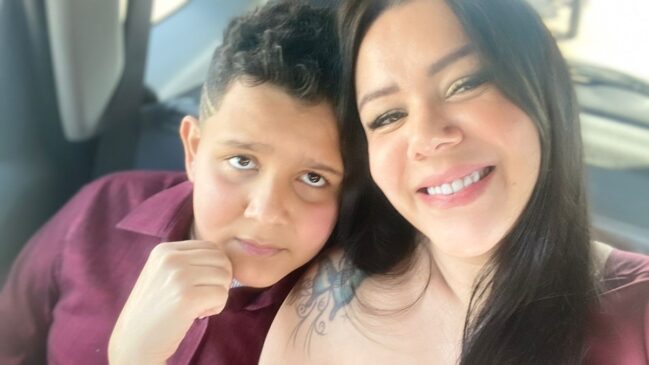 Juliana ao lado do filho João, de 11 anos