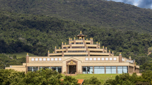 Fuja do estresse urbano explorando a arquitetura deslumbrante e a serenidade dos templos de religiões orientais em SP.