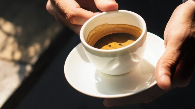 Estudo indica que beber café pela manhã esteve ligado a menor risco de morte precoce e doenças cardiovasculares