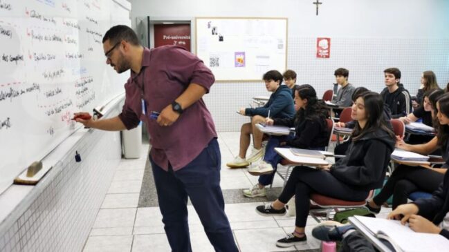 Mesmo com 17,8% dos docentes já aptos à aposentadoria em 2023, muitos permanecem em sala por falta de substitutos. O cenário pressiona os regimes estaduais de previdência, dos quais 85% já operam com déficit fiscal.