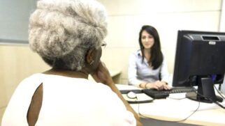 O atendimento especializado auxilia o idoso a declarar corretamente a parcela isenta de sua aposentadoria e o bônus por idade.