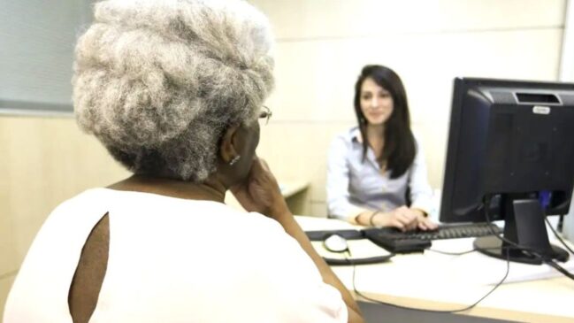 O atendimento especializado auxilia o idoso a declarar corretamente a parcela isenta de sua aposentadoria e o bônus por idade.
