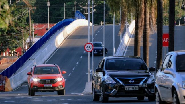 Viaduto passa sobre a linha férrea em Hortolândia