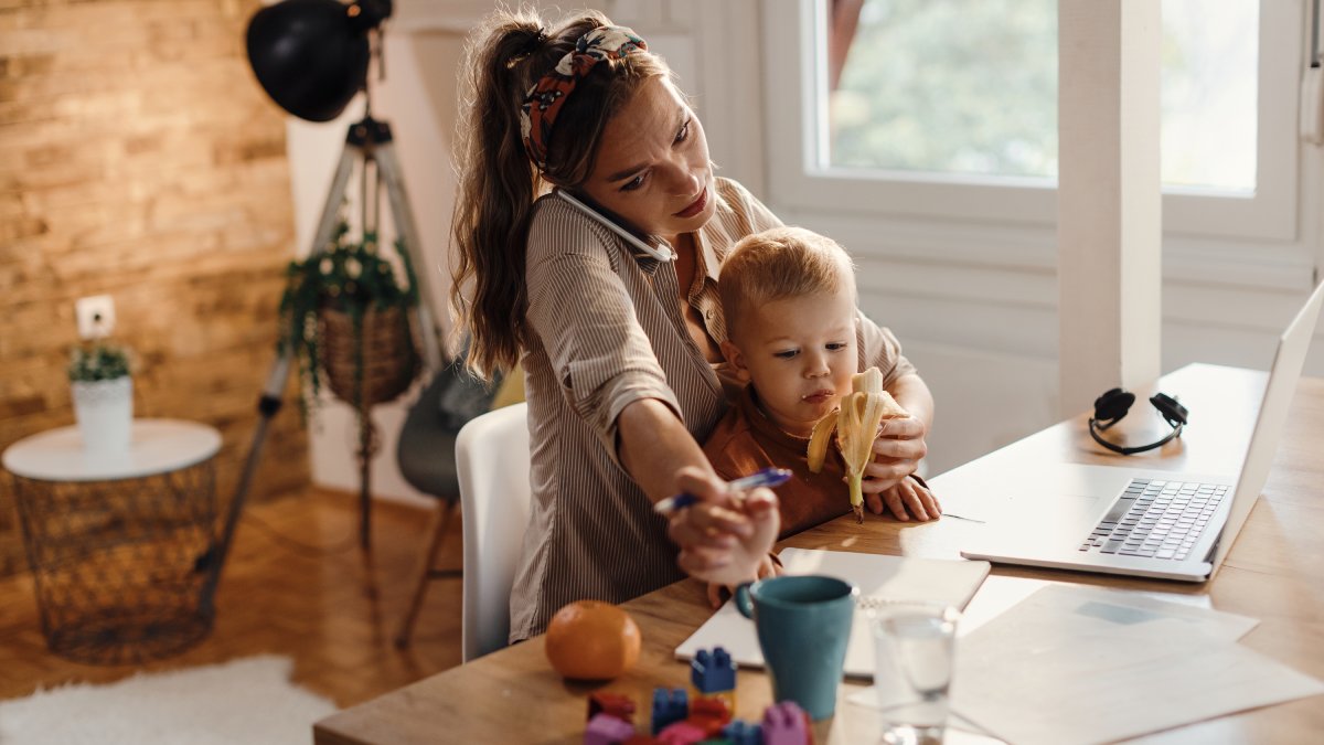 Trabalhar, cuidar dos filhos e da casa podem consumir a energia de uma mulher