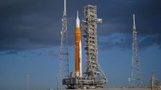 A Artemis II é uma missão de teste que realiza apenas um sobrevoo lunar. O pouso na superfície está programado para a Artemis III, a próxima etapa do programa, prevista para os próximos anos.