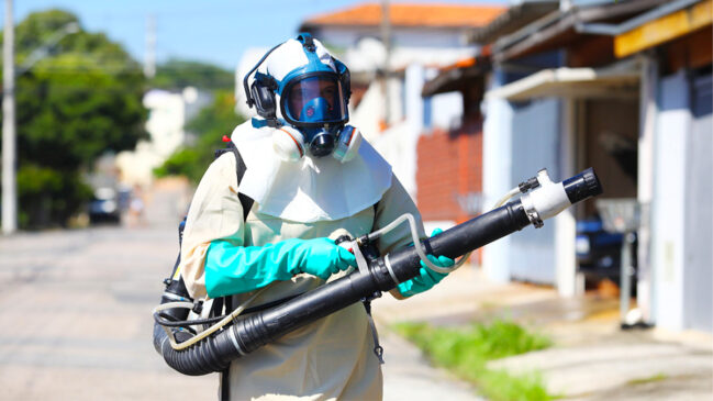 Técnica consiste na pulverização dentro dos imóveis para eliminar mosquitos adultos e interromper o ciclo de transmissão da dengue e de outras arboviroses