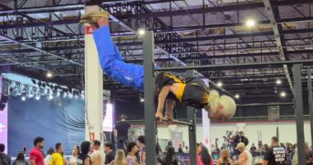 Embora esteja em uma faixa etária na qual a maioria das pessoas diria ser improvável manter a prática do esporte em alto nível, Benithe demonstra resiliência e mantém uma rotina de treinos diários