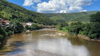 Estrutura construída para facilitar a travessia no Rio São João ganhou fama ao transformar uma solução de engenharia em ponto turístico entre Paraná e Santa Catarina