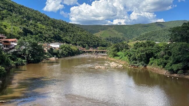 Estrutura construída para facilitar a travessia no Rio São João ganhou fama ao transformar uma solução de engenharia em ponto turístico entre Paraná e Santa Catarina