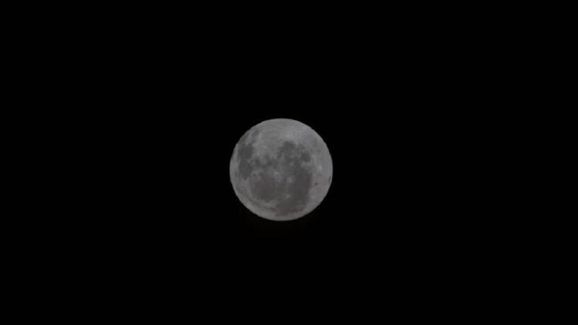 Registro se destaca por mostrar, pela primeira vez a olho nu, a curvatura do satélite natural e a bacia oriental completa