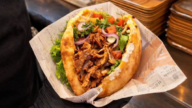 Kebab de carne de carneiro tradicional árabe é uma das 100 opções de pratos do festival