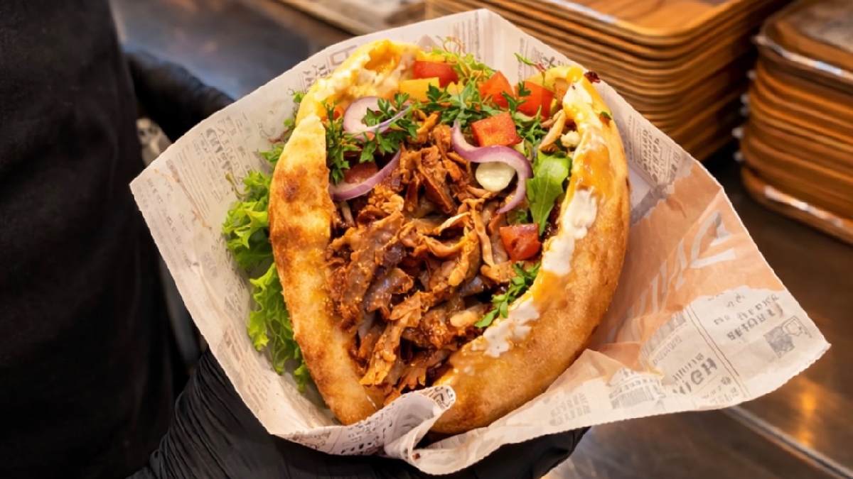 Kebab de carne de carneiro tradicional árabe é uma das 100 opções de pratos do festival