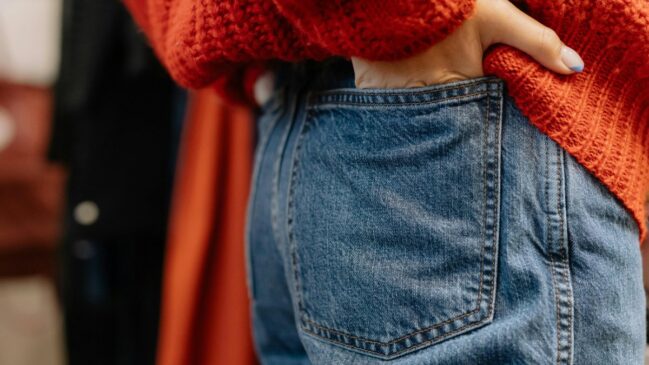 Peça clássica ressurge repaginada e promete substituir o estilo largo que dominou lojas e guarda-roupas nos últimos anos