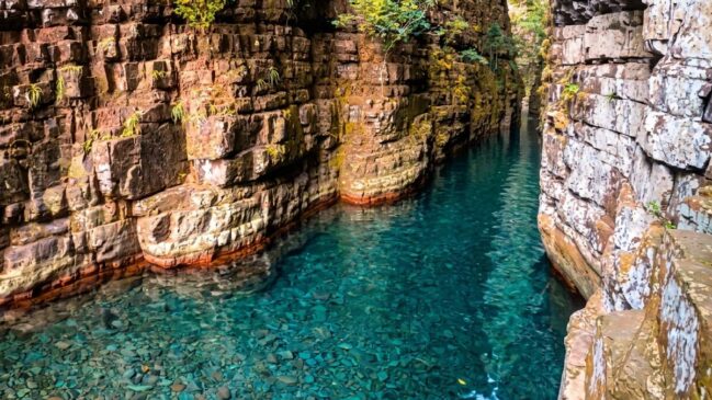 Localizada na fronteira com a Bolívia, a cidade reúne história antiga e cenários naturais que chamam atenção de turistas em busca de rios cristalinos e aventura ao ar livre