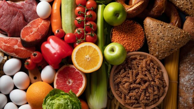 Maçã, batata e outros alimentos comuns podem oferecer mais nutrientes quando consumidos inteiros, desde que higienizados corretamente antes do preparo