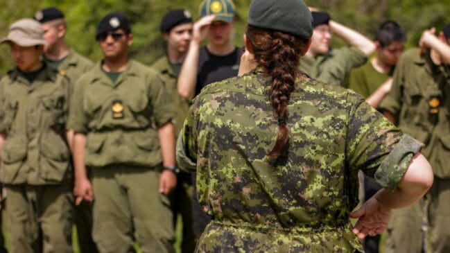 Mas você sabia que, apesar da história ligada ao exército, a peça ficou famosa nas ruas como forma de protesto contra militares? Entenda essa virada (Fotos: Pexels)