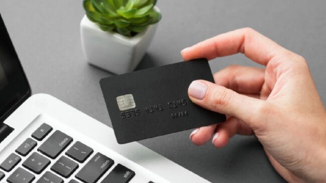 Embora o cartão de crédito não seja cancelado diretamente, o bloqueio pode comprometer o pagamento de faturas e reduzir o limite disponível