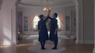 História gira em torno de três personagens principais: Agnes (Chase Infiniti), Daisy (Lucy Halliday) e Tia Lydia (Ann Dowd)