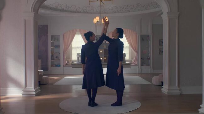 História gira em torno de três personagens principais: Agnes (Chase Infiniti), Daisy (Lucy Halliday) e Tia Lydia (Ann Dowd)