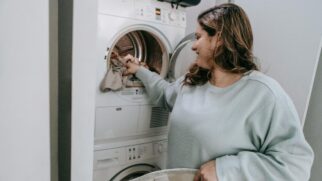 Técnica caseira usa um item comum do banheiro para tentar reverter um dos acidentes domésticos mais frustrantes