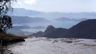 Trilha em meio à Mata Atlântica leva visitantes a um dos cenários naturais mais curiosos do interior paulista