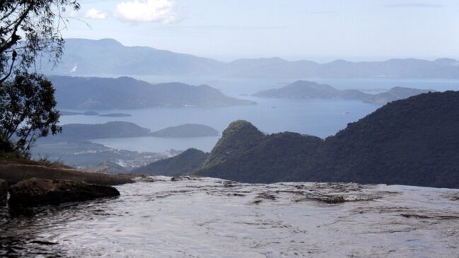 Trilha em meio à Mata Atlântica leva visitantes a um dos cenários naturais mais curiosos do interior paulista