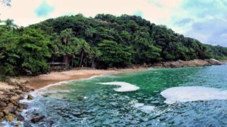 Ubatuba, Ilhabela e Guarujá oferecem opções acessíveis, mesmo em regiões mais valorizadas do litoral