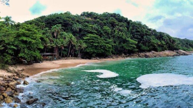 Ubatuba, Ilhabela e Guarujá oferecem opções acessíveis, mesmo em regiões mais valorizadas do litoral