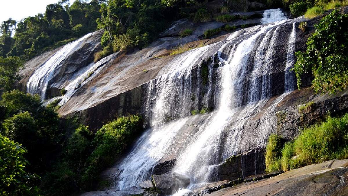 Com acesso pelo bairro Sertão da Quina, no sul de Ubatuba, a queda impressiona pelo tamanho e pelo percurso de cerca de 10 km até a base