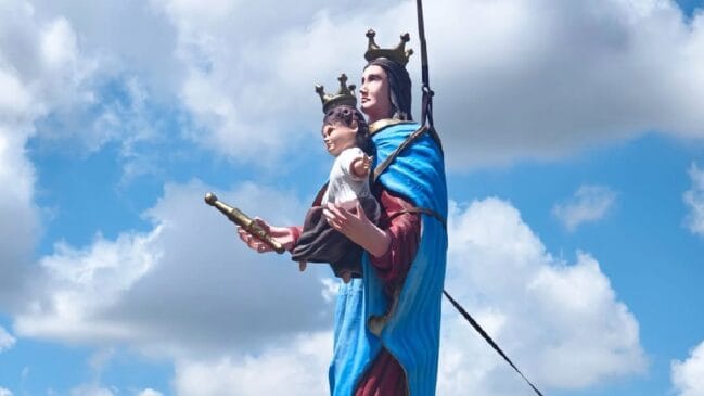 Caminho dos Devotos reúne esculturas gigantes de santos e já recebeu pessoas que viajaram quase 10 mil quilômetros para conhecer o local