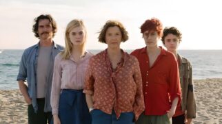 Como atriz, um de seus trabalhos mais interessantes é o longa "Mulheres do Século 20", lançado em 2016 e disponível na Amazon Prime Video