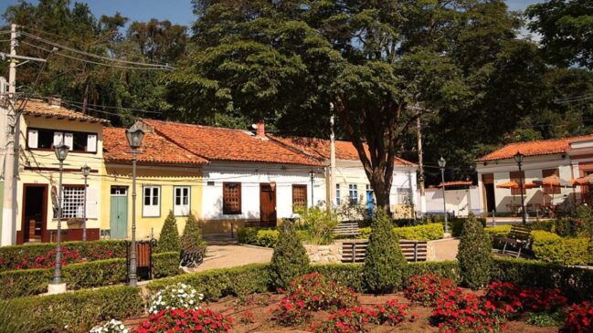 Localizada a cerca de 40 km da Capital, a cidade possui segurança elevada e qualidade de vida consistente