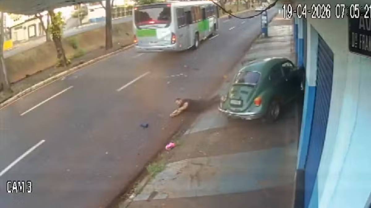 Desgovernado, o automóvel só parou após bater na porta de uma loja