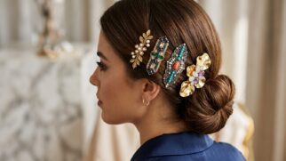 Popular nos anos 90, o acessório reapareceu com novas versões e ganhou espaço em looks do dia a dia