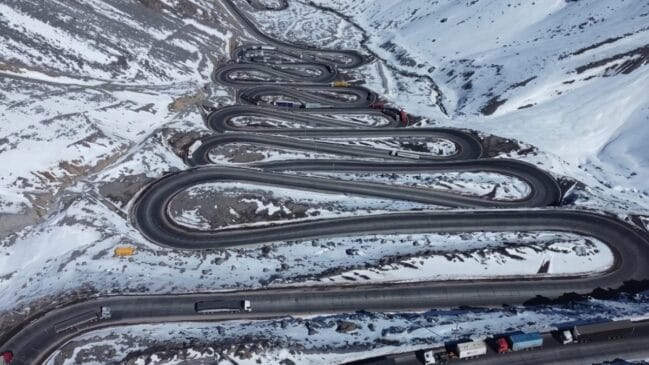 Trajeto faz parte do passo internacional que conecta Santiago a Mendoza e pode fechar durante o inverno por causa da neve