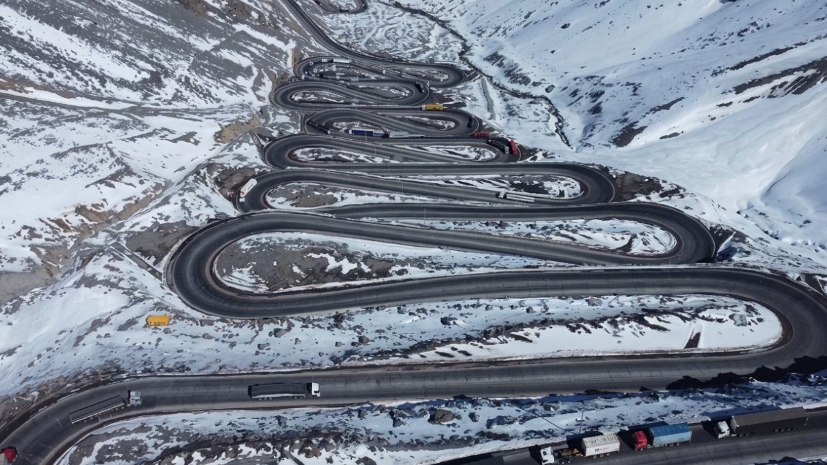 Trajeto faz parte do passo internacional que conecta Santiago a Mendoza e pode fechar durante o inverno por causa da neve
