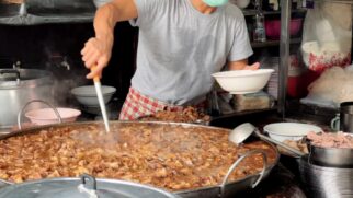 Restaurante em Bangkok atrai visitantes curiosos com método culinário antigo