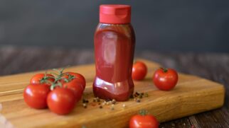 Acidez do ketchup ajuda a devolver o brilho a panelas e utensílios sem esforço