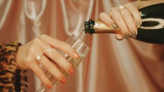 Tons suaves e elegantes estão entre os favoritos de quem prefere unhas bonitas sem exageros