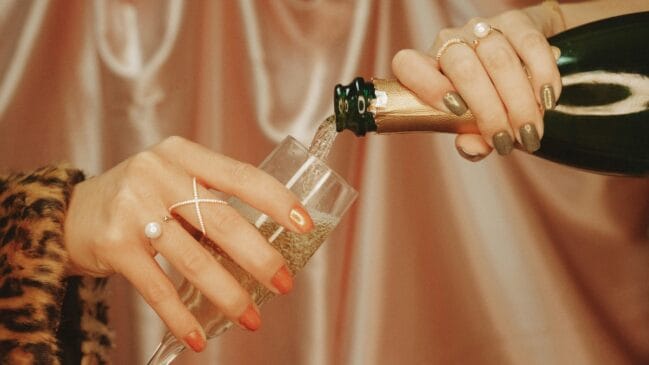 Tons suaves e elegantes estão entre os favoritos de quem prefere unhas bonitas sem exageros