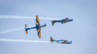 Aviões realizaram manobras sincronizadas durante aproximadamente 20 minutos