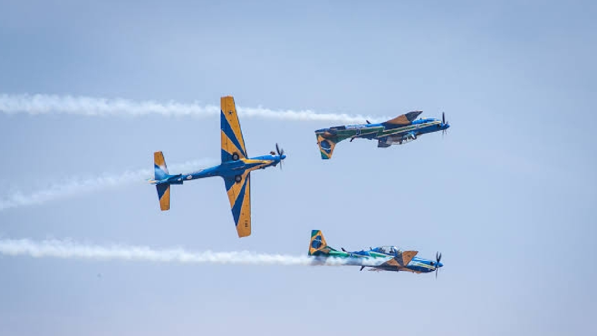 Aviões realizaram manobras sincronizadas durante aproximadamente 20 minutos