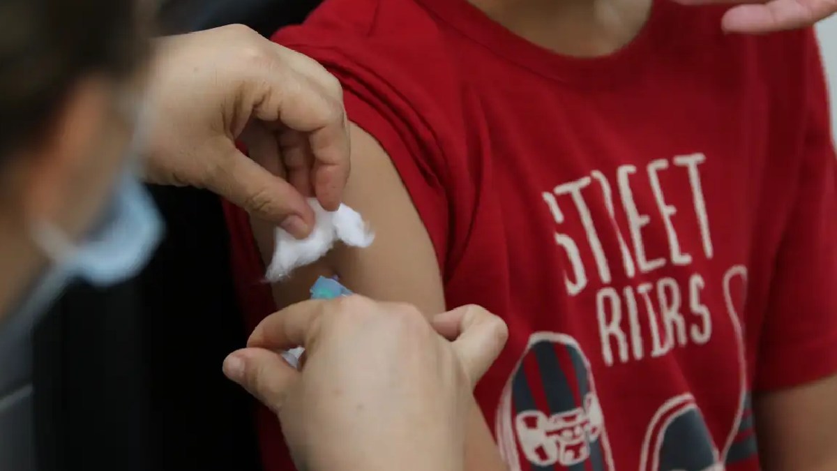 Ao todo, estão sendo ofertadas vacinas contra HPV, febre amarela, tríplice viral, tríplice bacteriana (DTP), meningocócica ACWY e covid-19