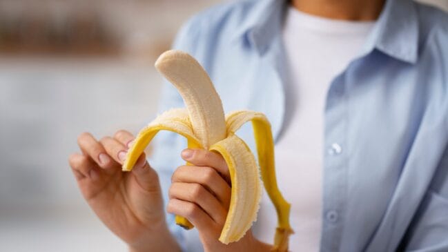Há milhares de anos, a banana era considerada difícil de comer (Foto: Floresta e Kim Starr/Wikimedia Commons)