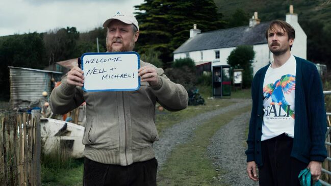 História se desenrola na isolada ilha fictícia de Welsh, onde Charles (Tim Key), um viúvo excêntrico, mora sozinho em uma mansão