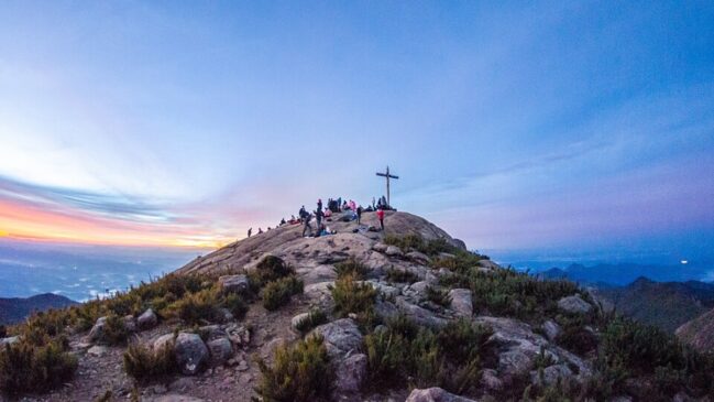 Localizado no Parque Nacional do Caparaó, o destino possui trilhas acessíveis, frio intenso e uma das vistas mais marcantes do Brasil