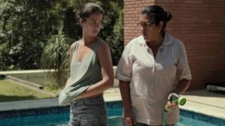 Protagonizado por Regina Casé, o filme acompanha uma empregada doméstica que enfrenta conflitos ao reencontrar a filha